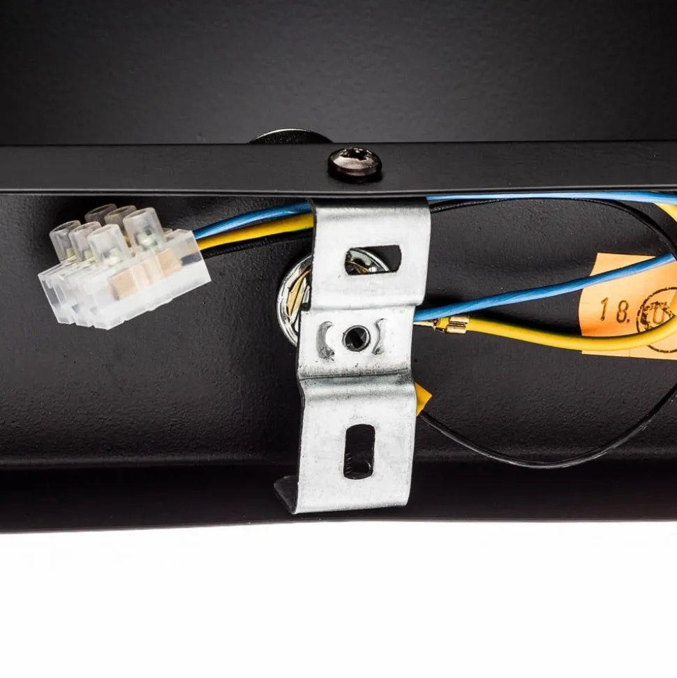 Wandlamp Fold met gebogen kap in zwart