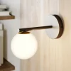 Wandlamp Gama in zwart met glazen bol