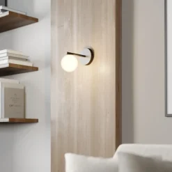 Wandlamp Gama in zwart met glazen bol