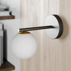 Wandlamp Gama in zwart met glazen bol