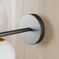 Wandlamp Gama in zwart met glazen bol