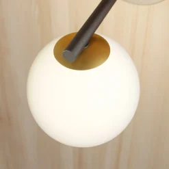 Wandlamp Gama in zwart met glazen bol