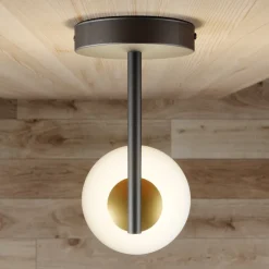 Wandlamp Gama in zwart met glazen bol