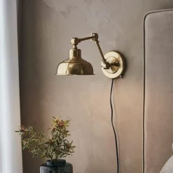 Wandlamp Grimstad, antiek messing, ijzer, stekker