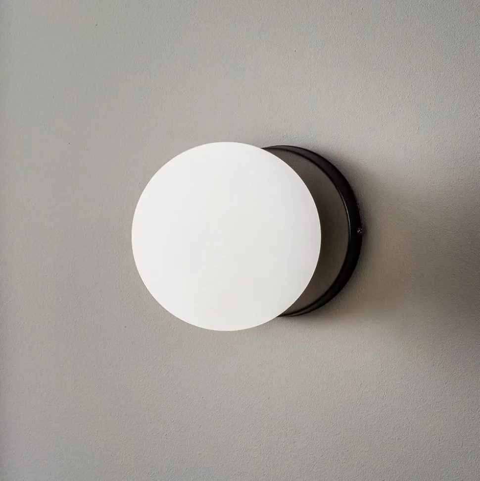 Wandlamp Kiba, zwart/goud, kap glazen bol