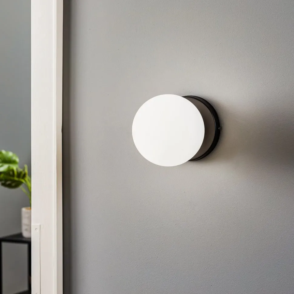 Wandlamp Kiba, zwart/goud, kap glazen bol