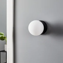 Wandlamp Kiba, zwart/goud, kap glazen bol