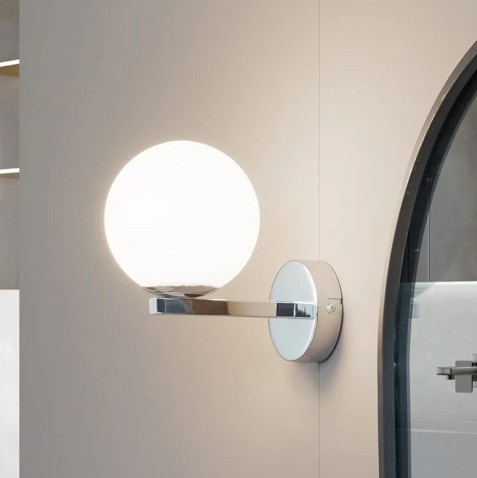 Wandlamp Lucande Bidolo, chroomkleurig, glas, Ø 12 cm, IP44