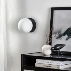 Wandlamp Minerva K1 met zwarte metalen rand