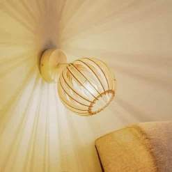 Wandlamp Paz wit met houten lamellen en bolvormige kap