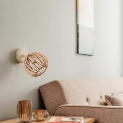 Wandlamp Paz wit met houten lamellen en bolvormige kap