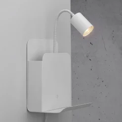 Wandlamp Roomi met legbord en USB, wit