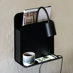 Wandlamp Roomi met legbord en USB, zwart