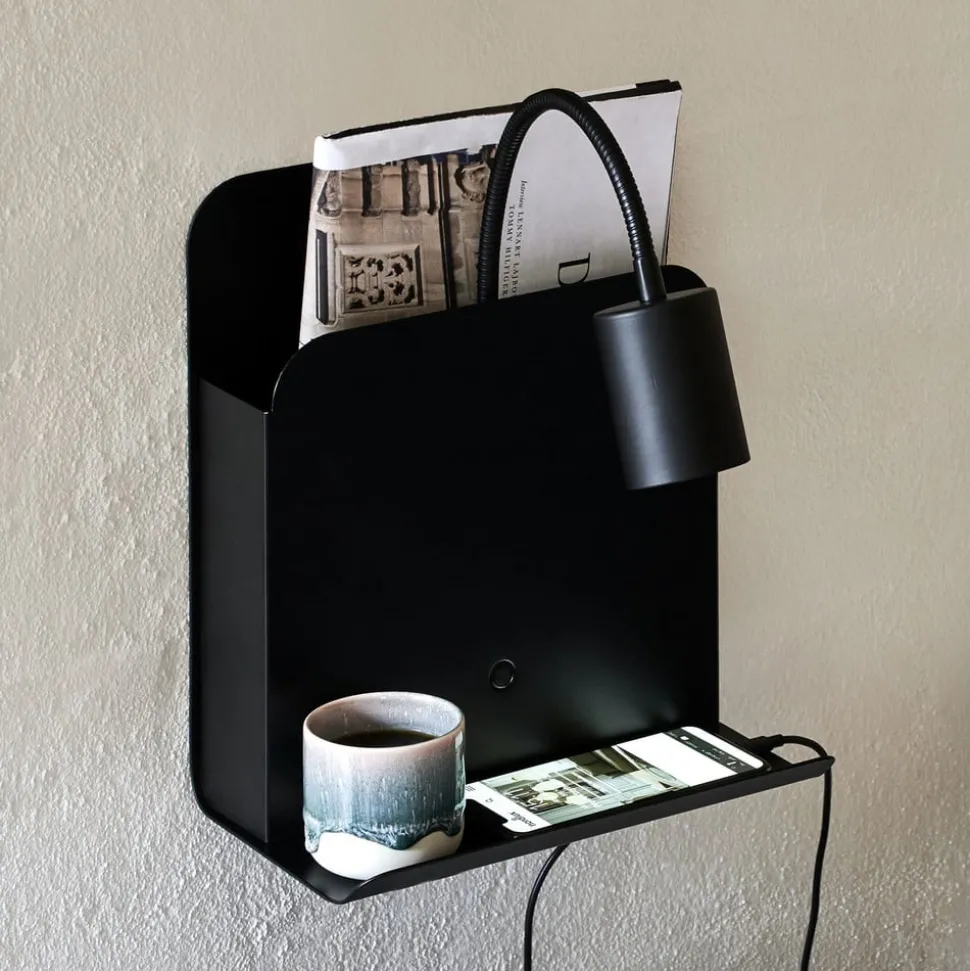 Wandlamp Roomi met legbord en USB, zwart
