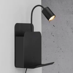 Wandlamp Roomi met legbord en USB, zwart