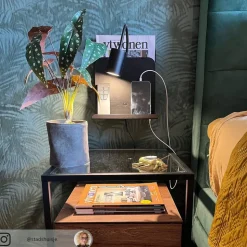 Wandlamp Roomi met legbord en USB, zwart