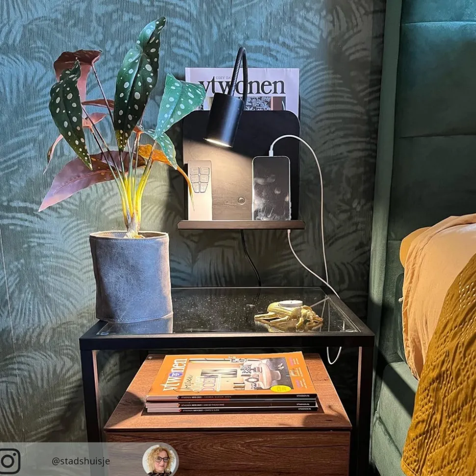 Wandlamp Roomi met legbord en USB, zwart