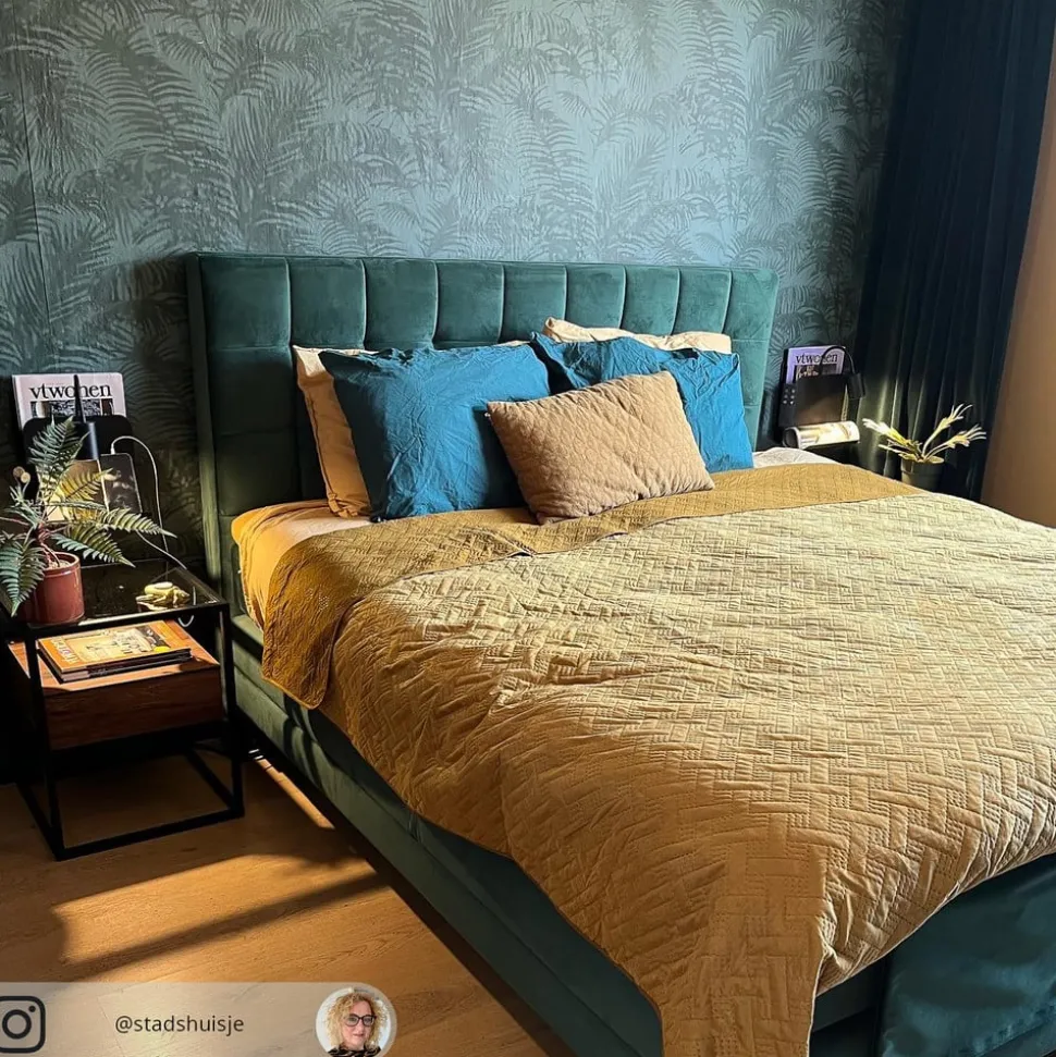 Wandlamp Roomi met legbord en USB, zwart