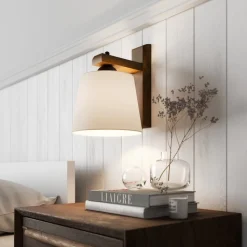 Wandlamp Sweden met houten frame, notenhout eiken