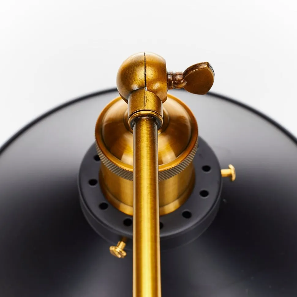 Wandlamp Viktor in industrieel ontwerp