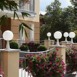 Witte sokkellamp, met kristalglas