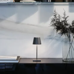 Zafferano Poldina mini accu-tafellamp IP65 grijs